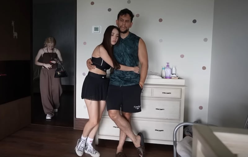El influencer relató que su hijo fue amenazado con un arma y casi lo arrojan por la terraza.