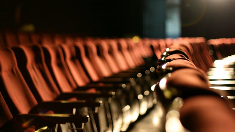 El hombre perdió la vida durante la proyección de la película de terror. (Dreamstime)