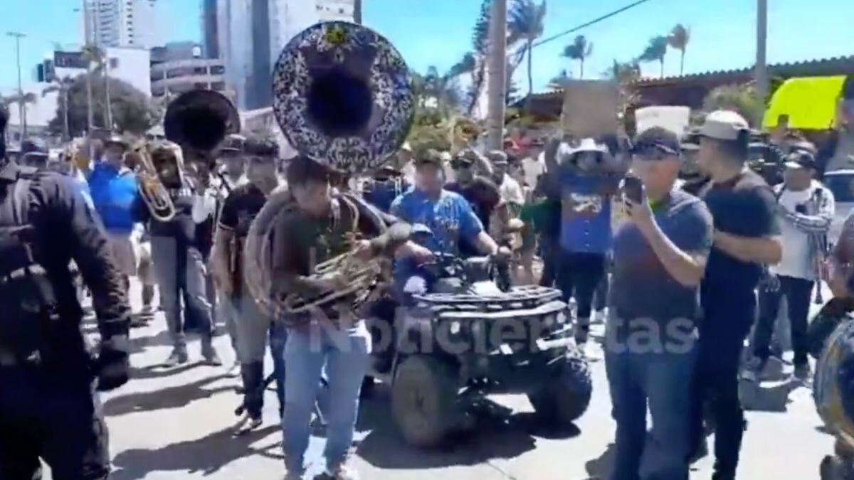 Protesta contra prohibición de bandas en Mazatlán termina en enfrentamiento con la policía