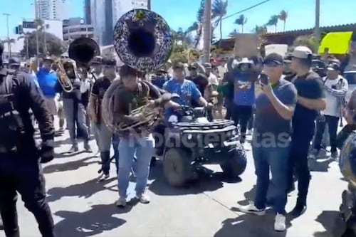 Protesta contra prohibición de bandas en Mazatlán termina en enfrentamiento con policías