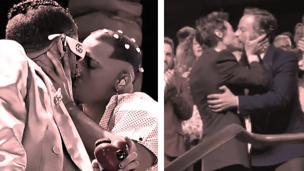 Un beso que provoca reacciones diferentes.