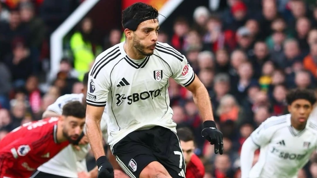 Raúl Jiménez le marcó al Manchester United.