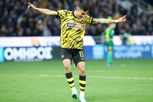 Lo que se perdió Chivas: Orbelín Pineda marca brutal golazo con AEK Atenas