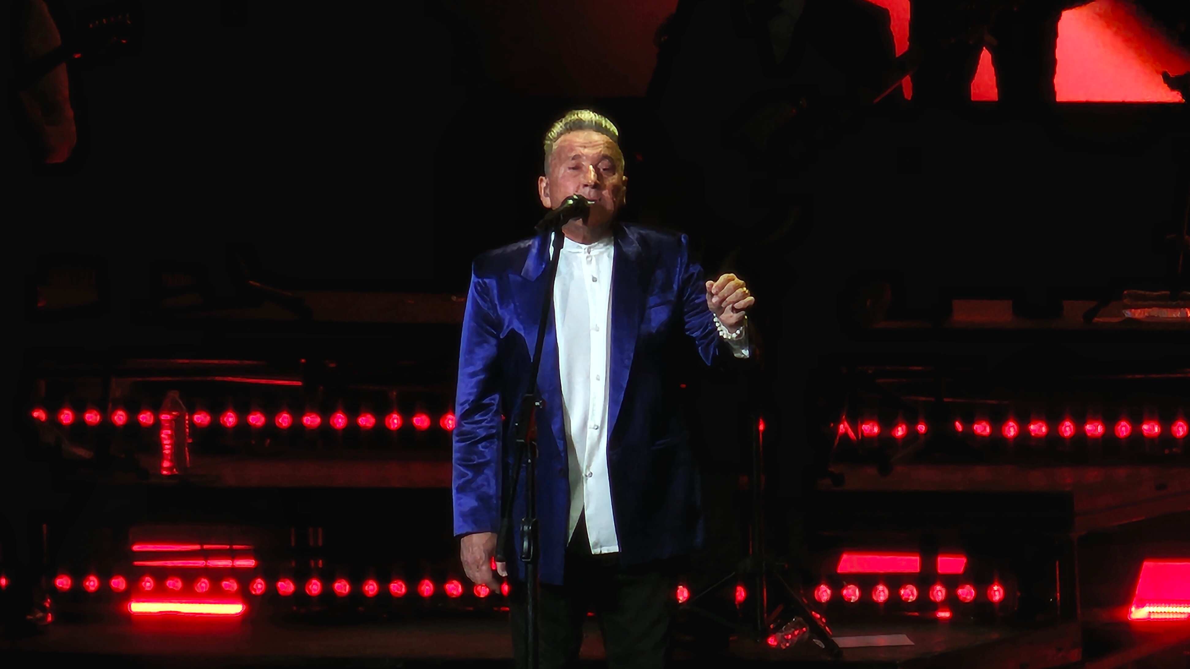 El cantante se presentó en Guadalajara. donde hizo dos divertidas revelaciones.