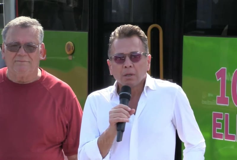 Pablo Lemus encabezó la entrega de las unidades de transporte público. GOBIERNO DE JALISCO