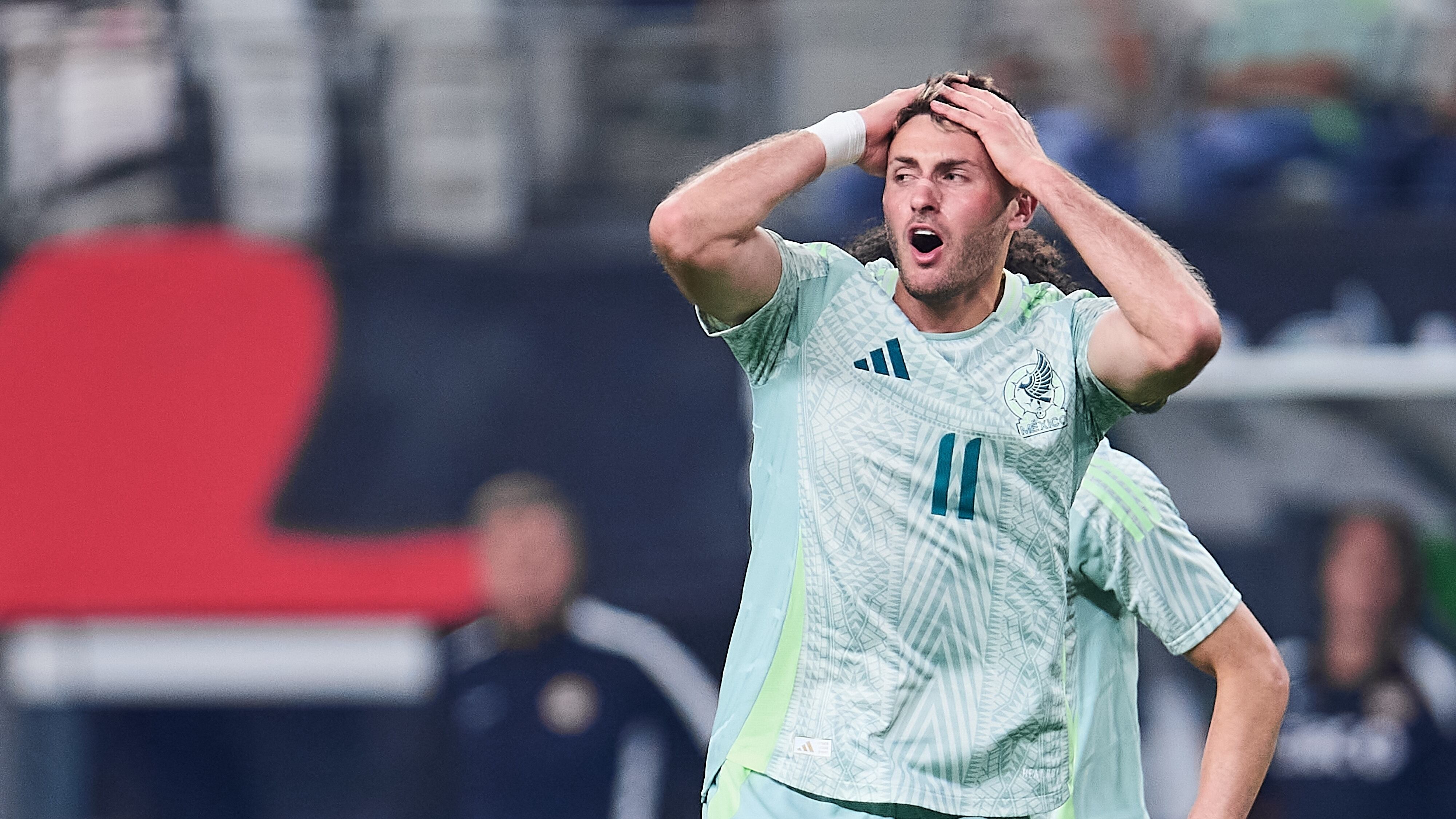 Santiago Giménez no ha podido hacer efectivo su gran momento con Feyenoord a nivel selección.