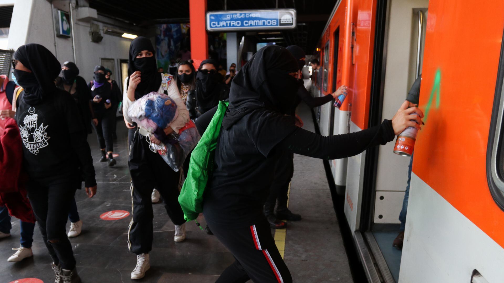 Colectivos feministas al interior del Metro.