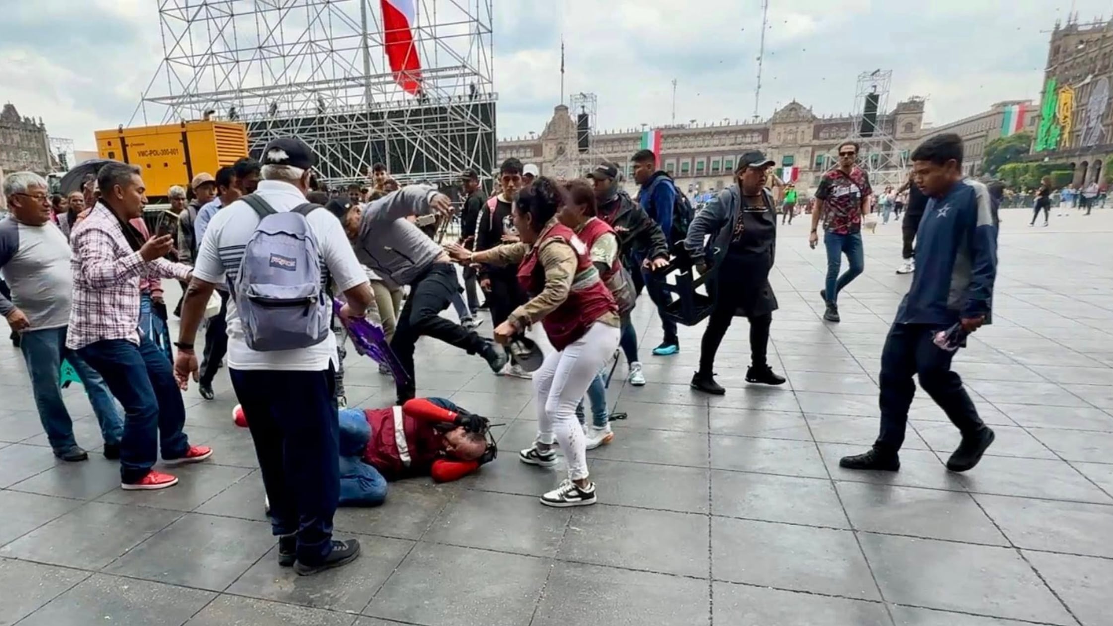Pelea en el Zócalo