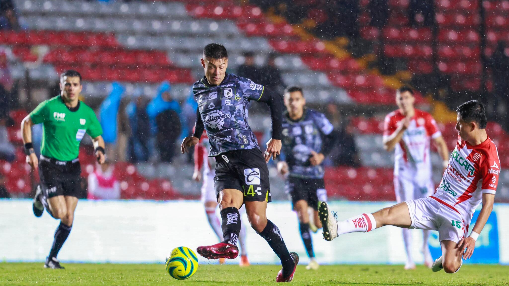 En un partido donde la lluvia fue un factor, los Gallos Blancos dejaron ir la victoria