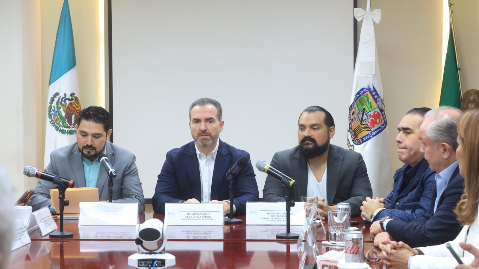 El edil regio acudió al Congreso estatal donde sostuvo una reunión con la Comisión Primera de Hacienda para buscar mejoras al Paquete Fiscal.