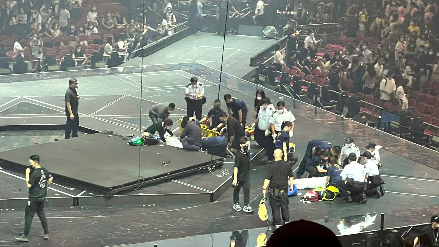 Dos bailarines fueron afectados tras caerles una pantalla gigante en pleno concierto. Las imágenes son muy sensibles