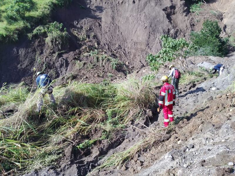 Labores de rescate del cuerpo de una enfermera en un derrumbe en Jalisco.