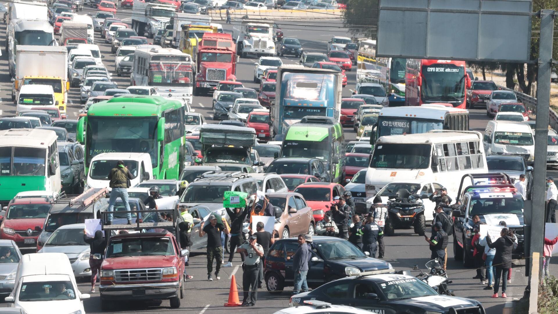 Autopista México Pachuca familiares de Valeria y Abril bloquean circulación