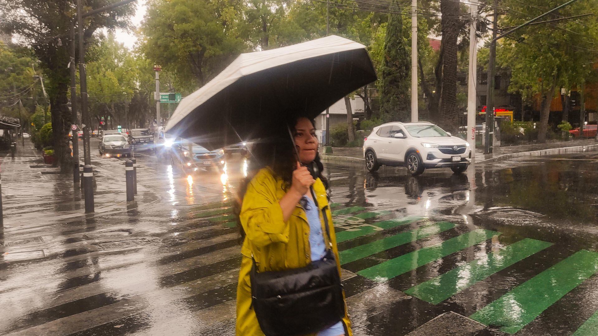 Una intensa lluvia se registró está tarde en la capital mexicana.