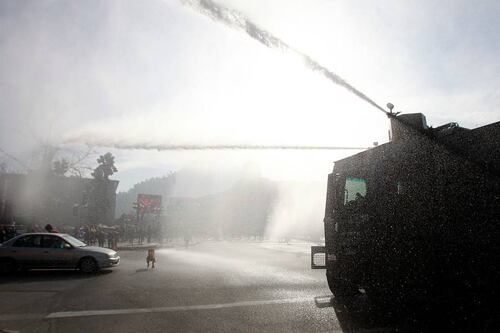 “Guanaco Spring Party 2019”: la hilarante respuesta de manifestantes al uso del carro lanza aguas en protestas en Concepción