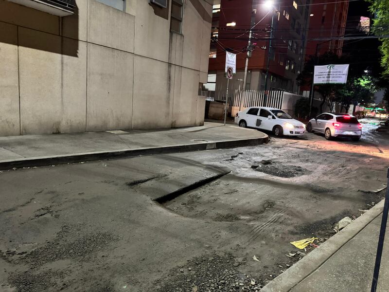 Enormes baches convierten calles de Polanco en una 'zona de guerra'
