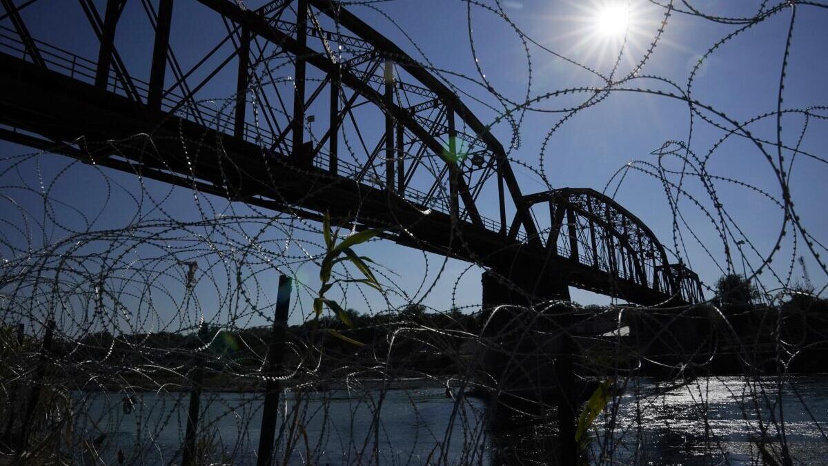 Paso ferroviario en Eagle Pass y El Paso, Texas, Estados Unidos.