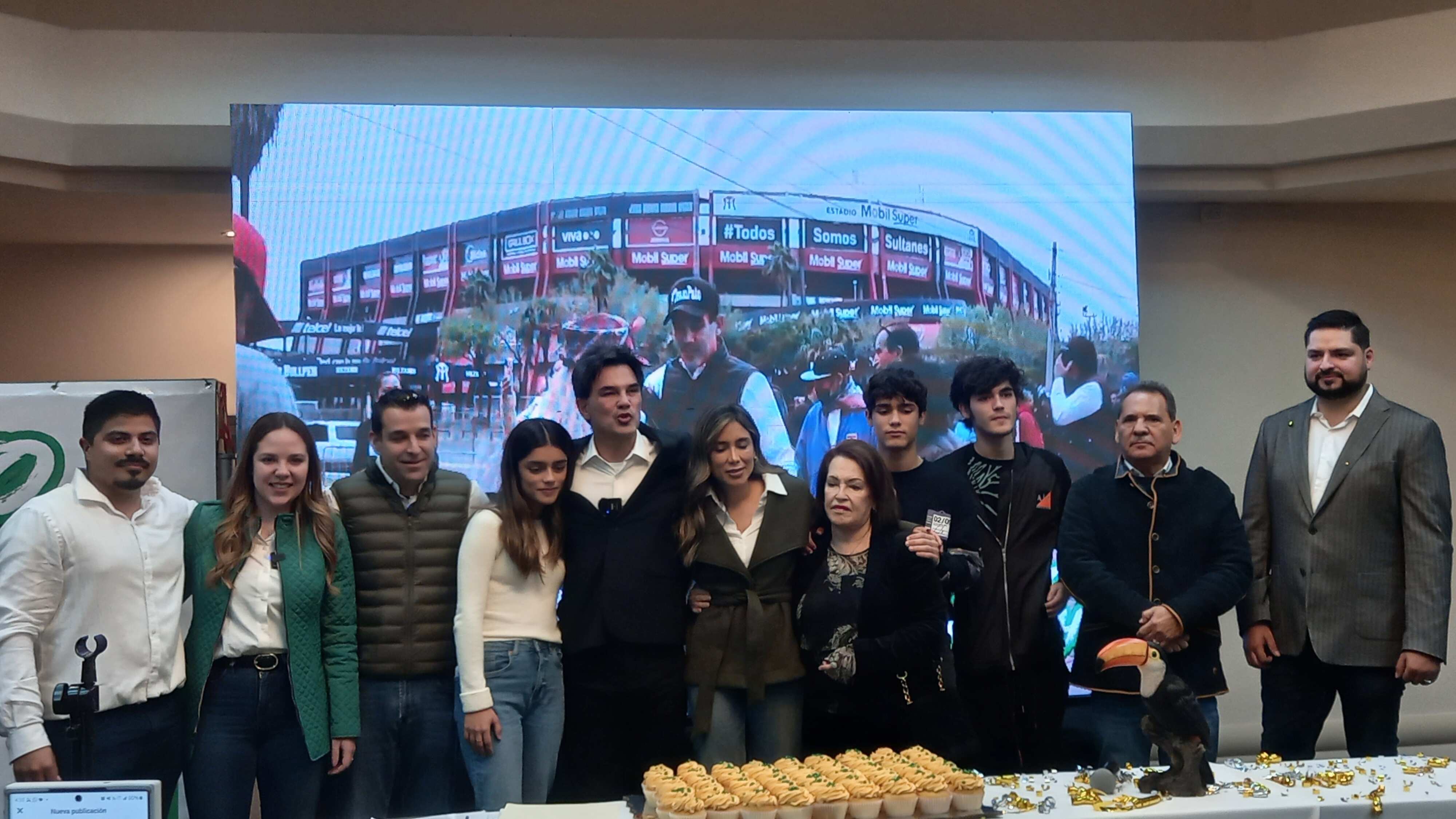 Junto a su familia, simpatizantes y miembros del partido festejó 58 años de edad.