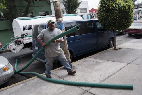 Proponen GPS y padrón único para pipas de agua para evitar corrupción y cobros ilegales en CDMX