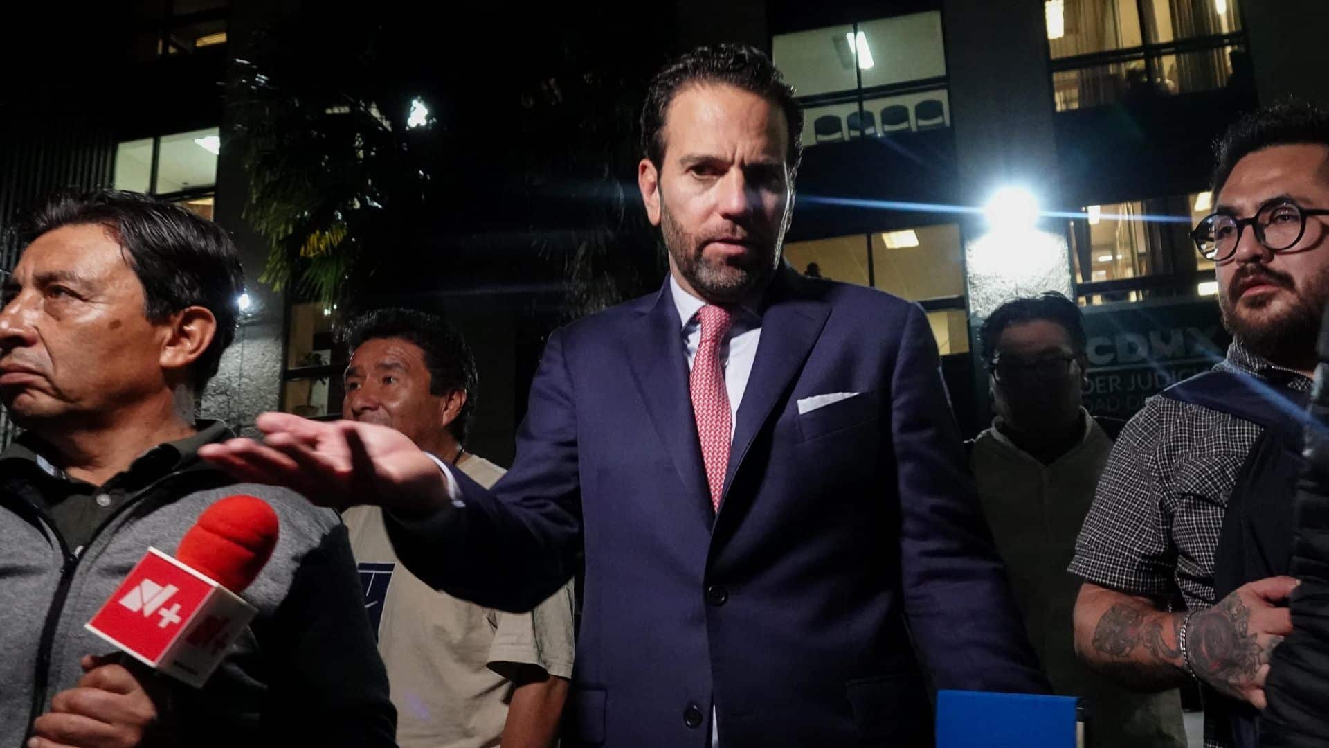 Carlos Loret sale de la audiencia con Pío López Obrador