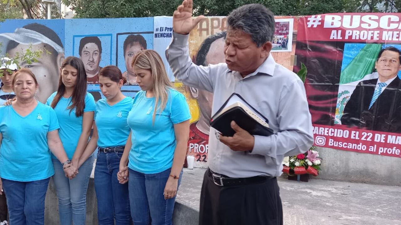 Durante el evento del lunes el pastor Isaí Llanas oró para que la familia nunca pierda la fe.