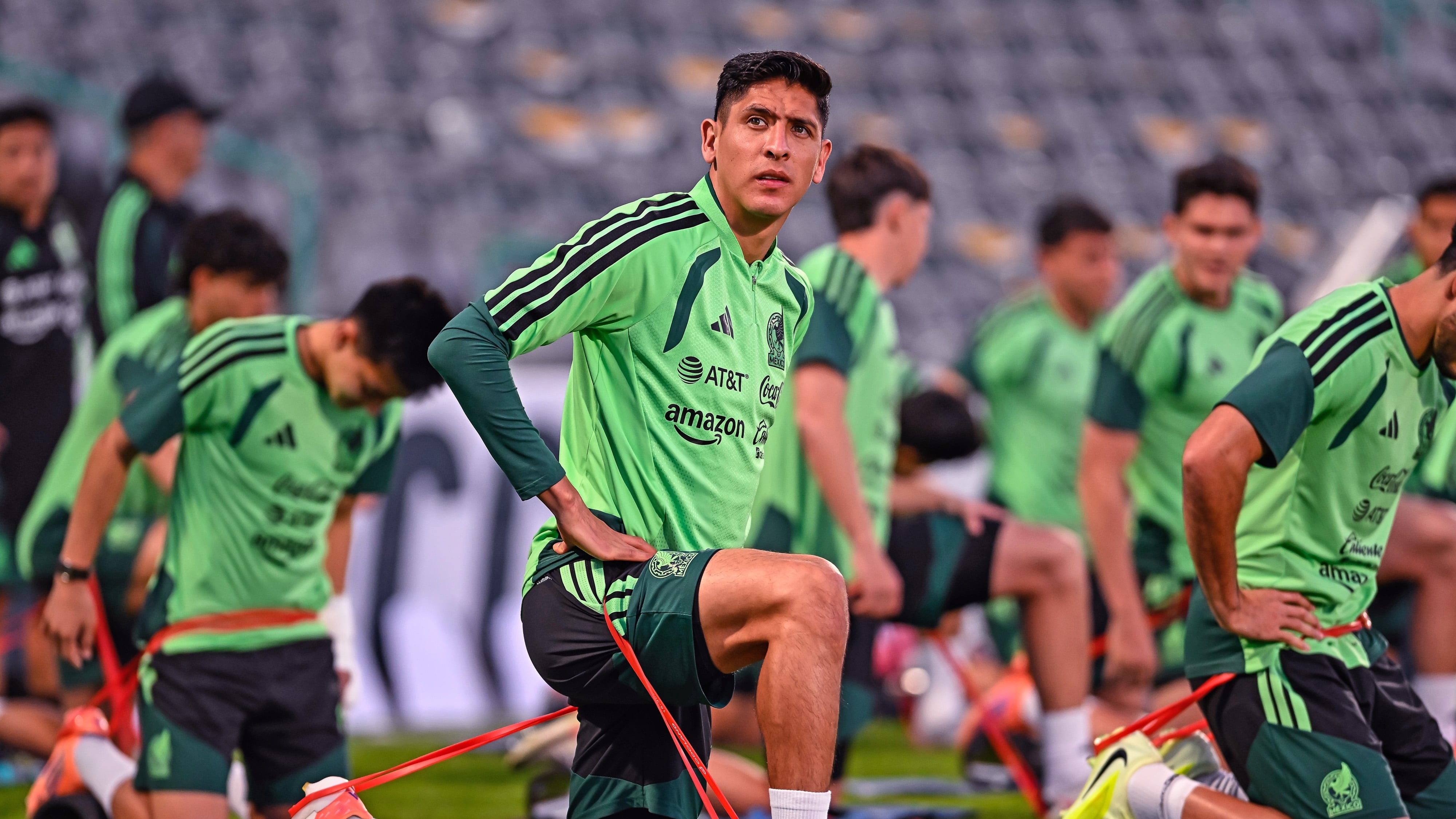 Edson Álvarez es de los europeos que se unió a la concentración.