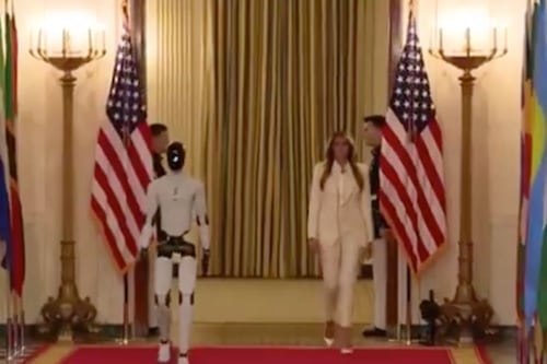 Melania Trump llega acompañada de robot a evento de la Casa Blanca ¿Por qué lo hizo y cuánto cuesta?