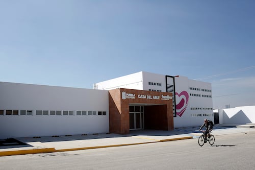 Armenta inaugura Casa del Abue Sur y promete mantenimiento a todos los centros en el estado