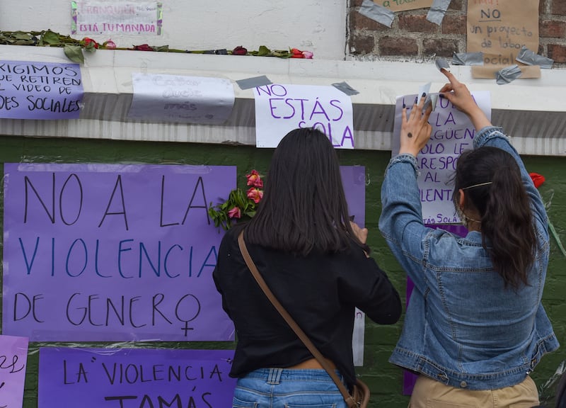 TOLUCA, ESTADO DE MÉXICO, 25ABRIL2021.- Integrantes de la comunidad universitaria acudieron q las afueras del Plantel Dr. Ángel María Garibay Kintana Prepa núm. 5 de la UAEM a refrendar su apoyo a la maestra que fue violentada por su pareja mientras se encontraba dando clases de manera virtual, colocaron diversos letreros mandando palabras de aliento y solidaridad a la docente. FOTO: CRISANTA ESPINOSA AGUILAR /CUARTOSCURO.COM