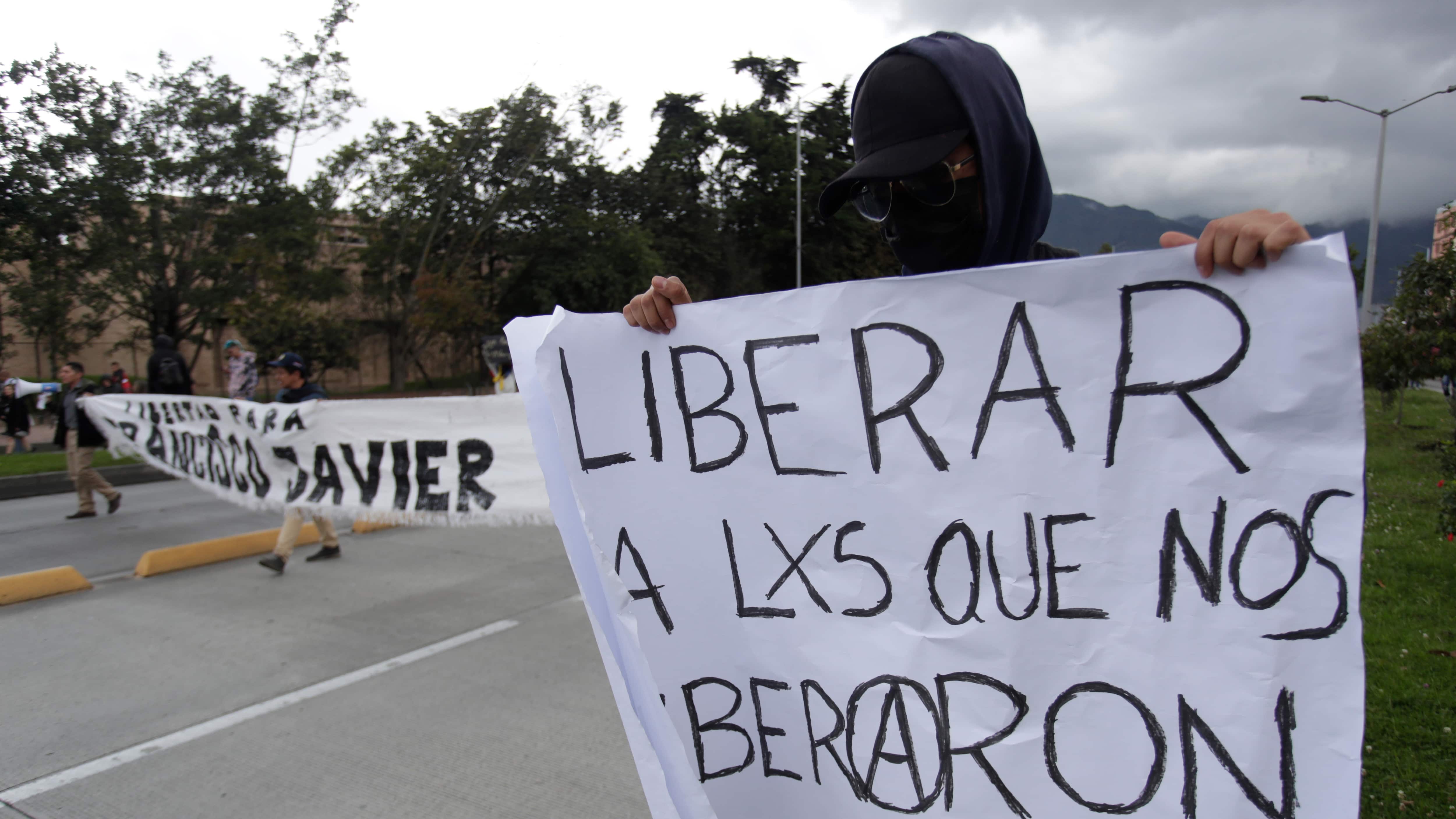 Manifestación de integrantes de la Primera Línea exigiendo la liberación de los presos políticos.