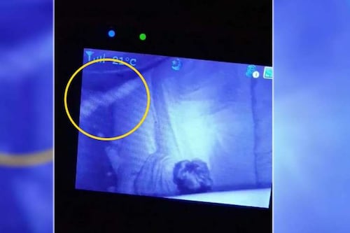 Captan fantasma que acaricia a bebé mientras duerme