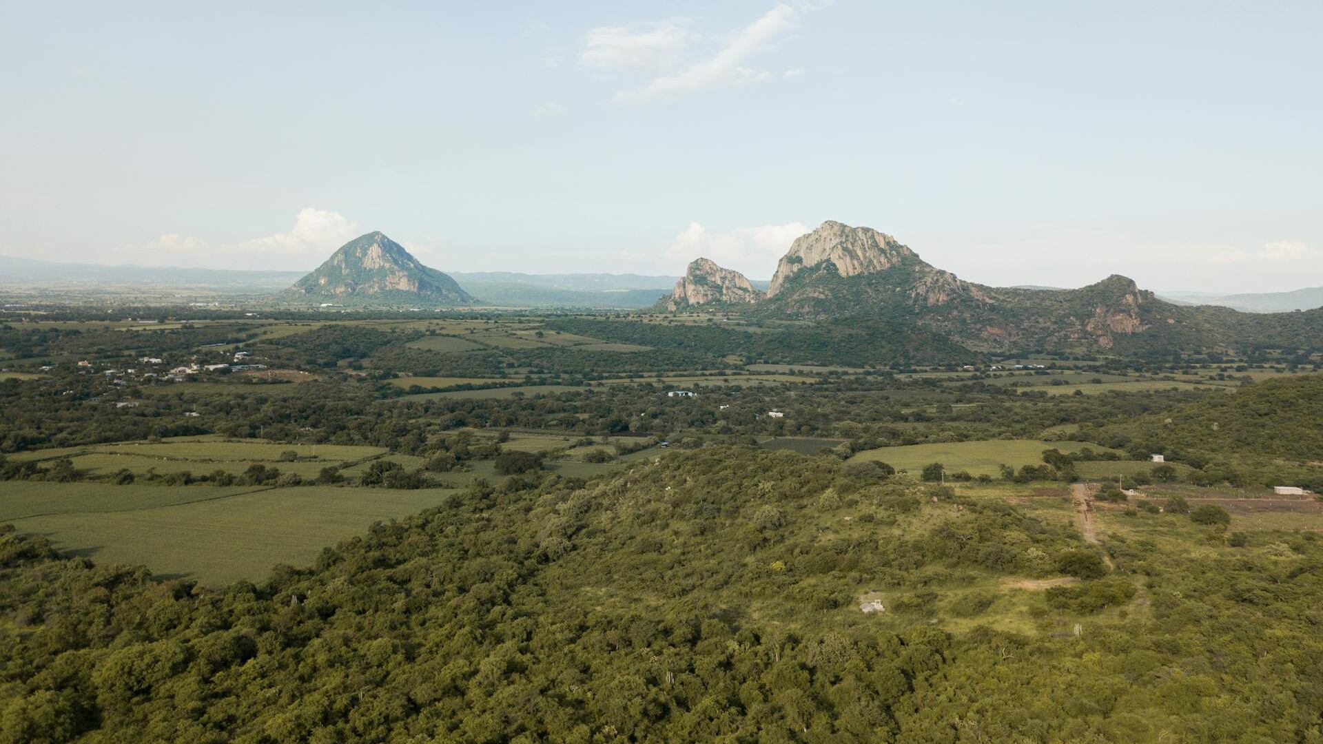 Centros de convenciones y jardines para bodas hasta zonas arqueológicas y campos de golf cautivarán a cualquier visitante