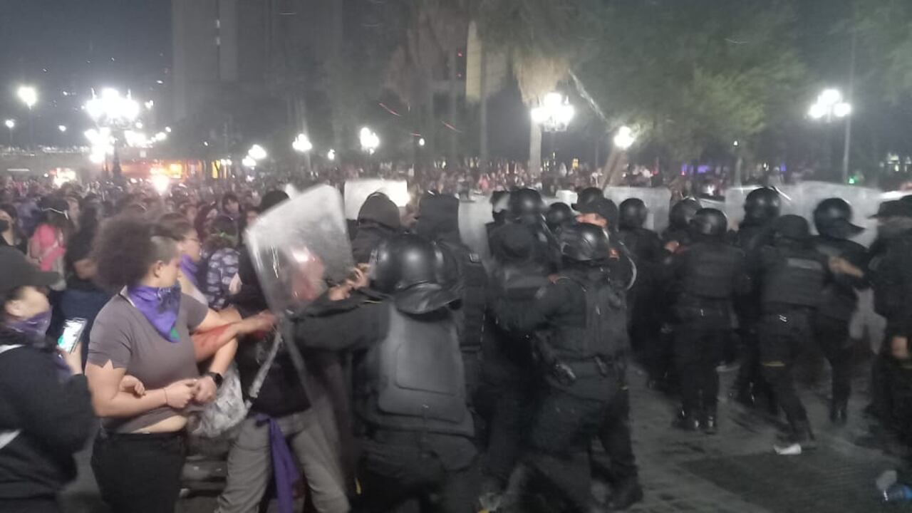 Después de la marcha hubo enfrentamientos entre Fuerza Civil y manifestantes.