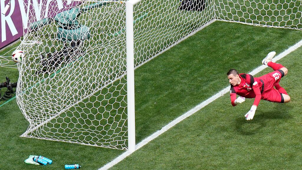 Lunin fue el villano en la derrota que sufrió Ucrania ante Rumania.