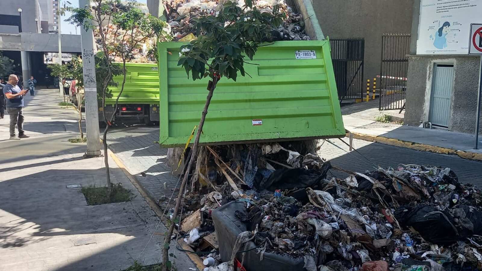 La amenaza se cumplió y la basura todavía continuaba en la calle hasta este mediodía.