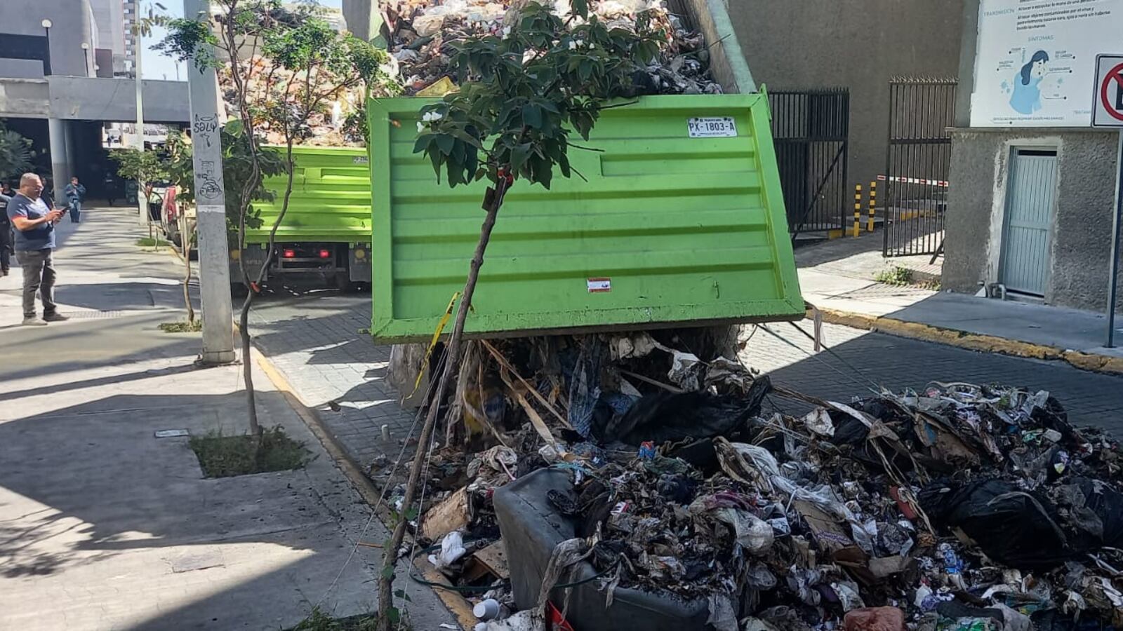 La amenaza se cumplió y la basura todavía continuaba en la calle hasta este mediodía.