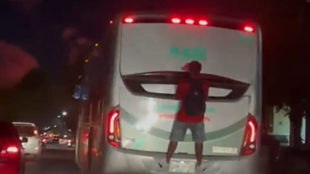 El usuario parece no tener problemas para transportarse en la parte trasera de la unidad.