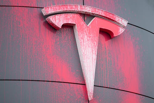 Auto Tesla se impacta contra casa y acaba con la vida de abuelita durante viaje en automático