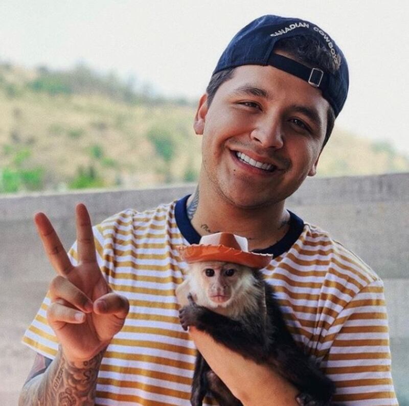 Denuncian cantante Christian Nodal por comprar un mono araña bebé