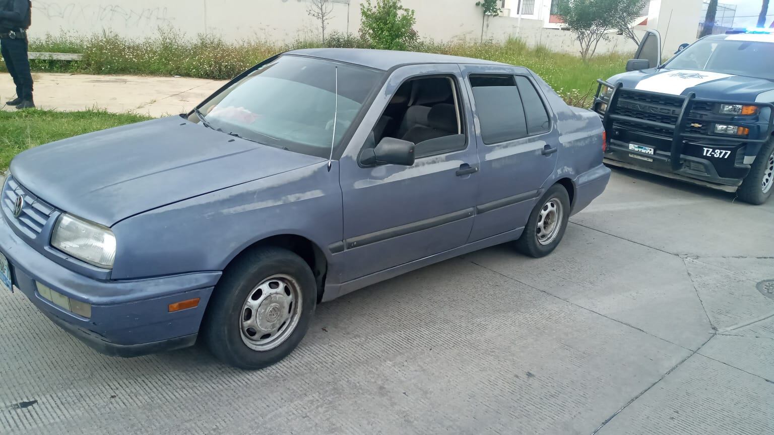 El vehículo recuperado por elementos de la policía de Tlajomulco.