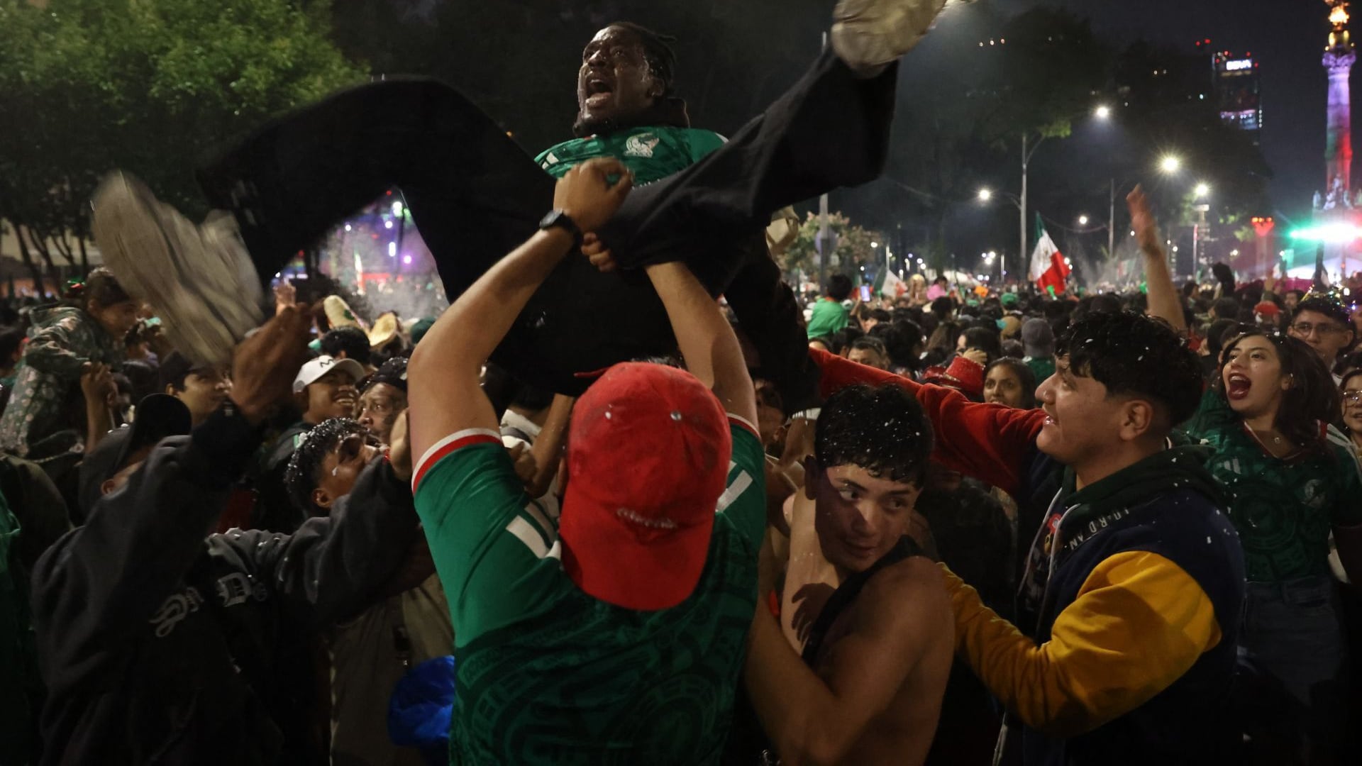 Afición mexicana ha celebrado triunfos del Tri en el Ángel de la Independencia.