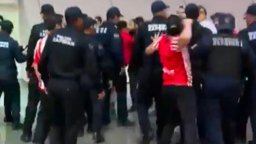 Un seguidor del Guadalajara golpeó por la espalda a elemento de seguridad.