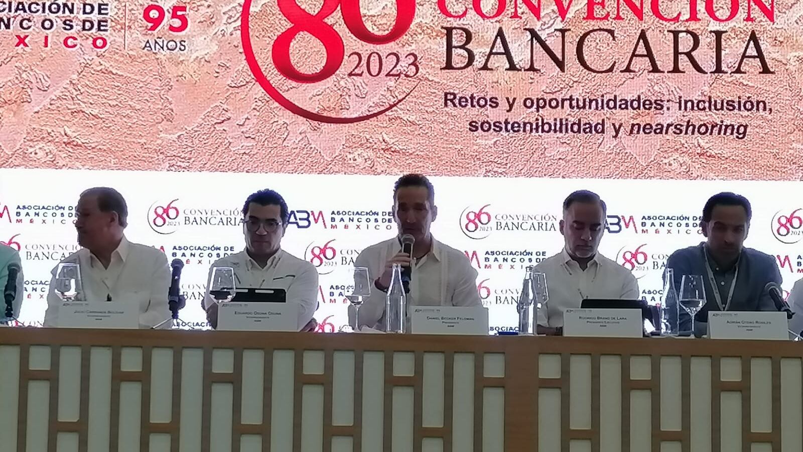 El sistema bancario nacional cuenta con índice de liquidez, que mide su fortaleza para soportar pérdidas, de 300%, cuando el básico regulatorio es 100%.