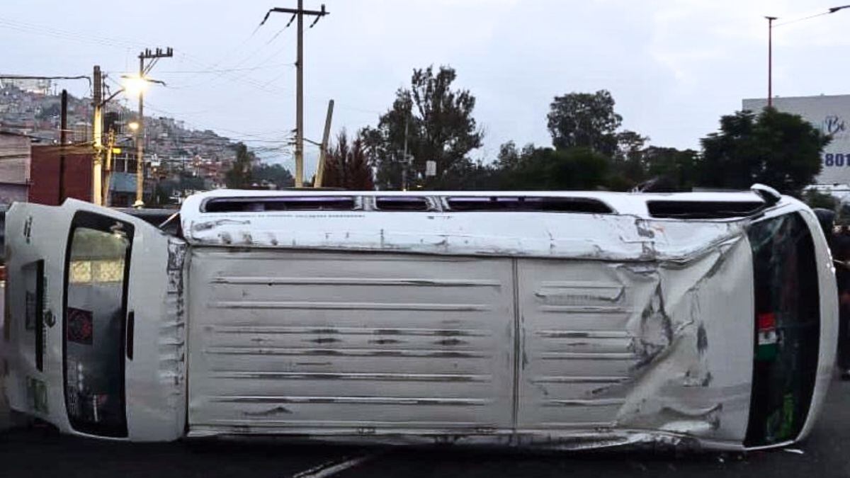 Video: Volcadura de combi en la México-Pachuca deja un muerto y más de 10 heridos