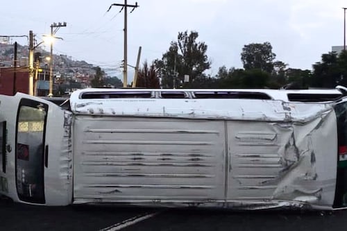 Volcadura de combi en la México-Pachuca deja un muerto y más de 10 heridos
