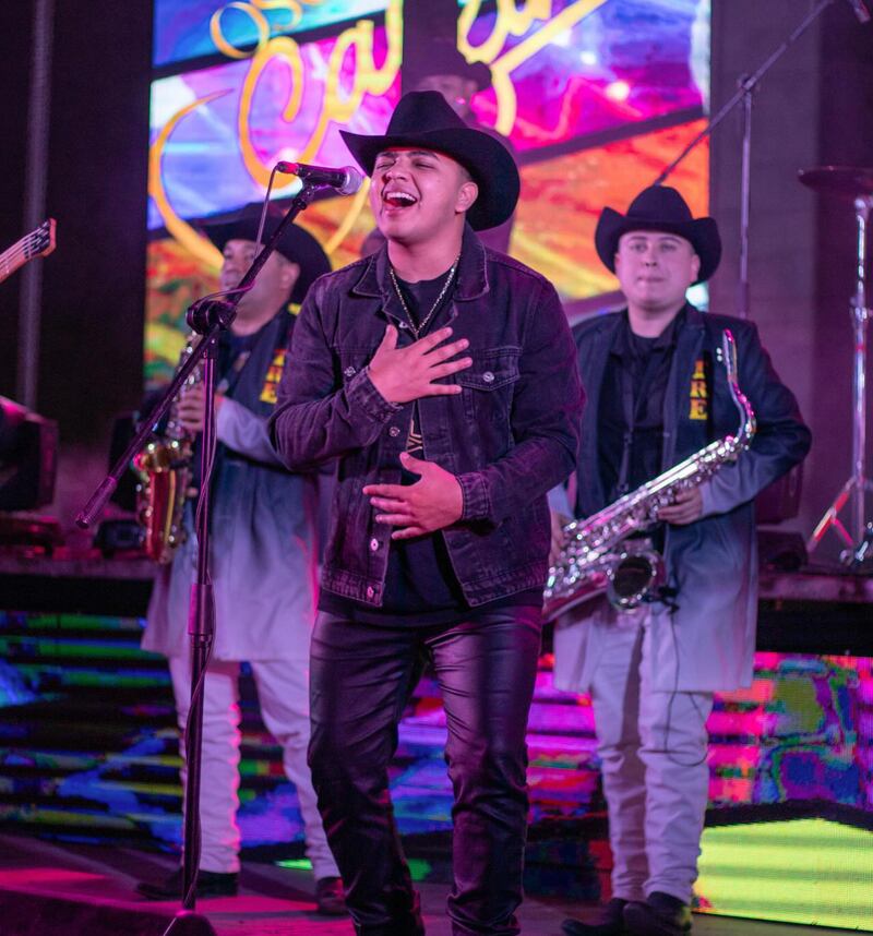 Los cantantes acompañan al sonorense en su gira por el mundo
