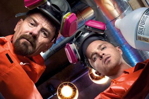 Inseparables: Aaron Paul y Bryan Cranston se transforman en los bartenders de la fiesta de cumpleaños de Drake