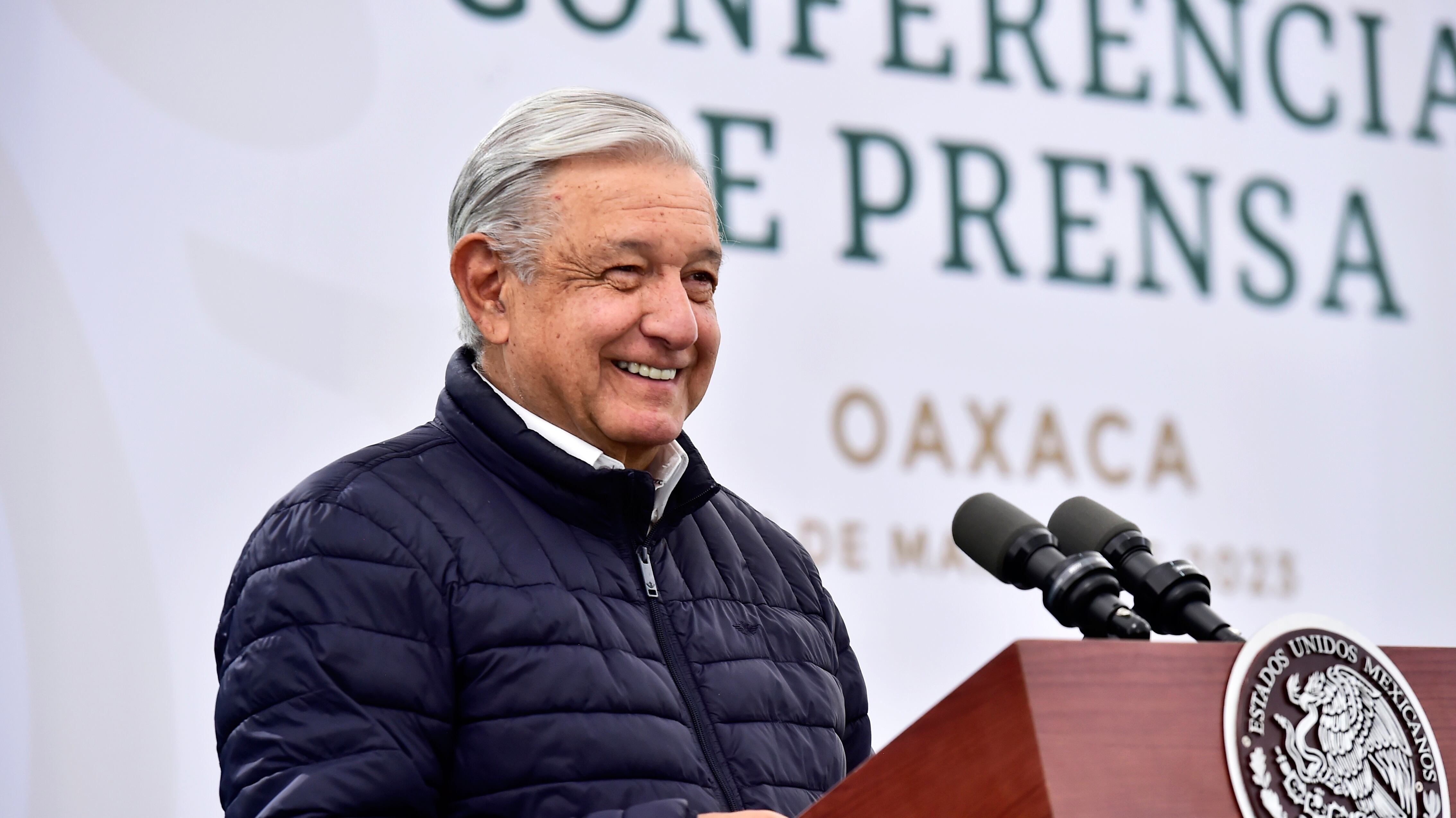 Oaxaca, Oaxaca, México, 21 de marzo de 2023.
Andrés Manuel López Obrador, presidente Constitucional de los Estados Unidos Mexicanos en conferencia de prensa matutina desde Oaxaca. Lo acompañan Salomón Jara Cruz, gobernador Constitucional del Estado de Oaxaca; Adán Augusto López Hernández, secretario de Gobernación; Rosa Icela Rodríguez Velázquez, secretaria de Seguridad y Protección Ciudadana; Luis Cresencio Sandoval González, secretario de la Defensa Nacional; José Rafael Ojeda, secretario de Marina; Luis Rodríguez Bucio, subsecretario de Seguridad; David Córdova Campos, comandante de la Guardia Nacional y Raymundo Morales ángeles, director del Corredor Interoceanico.
Foto: Presidencia