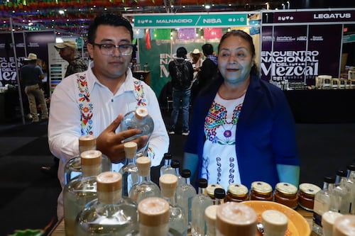 Puebla busca certificar más mezcal: solo 70 de 300 marcas tienen marbete