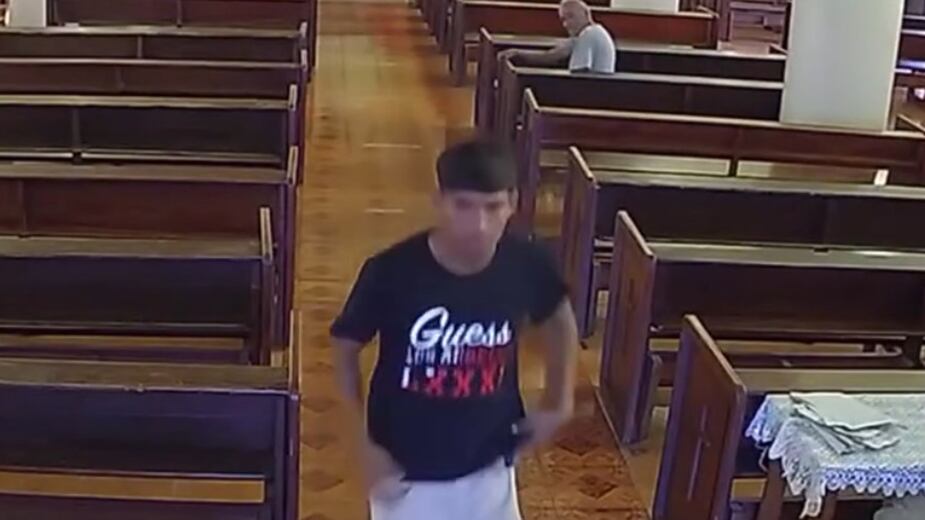 El rostro del joven quedó plenamente expuesto en la grabación.